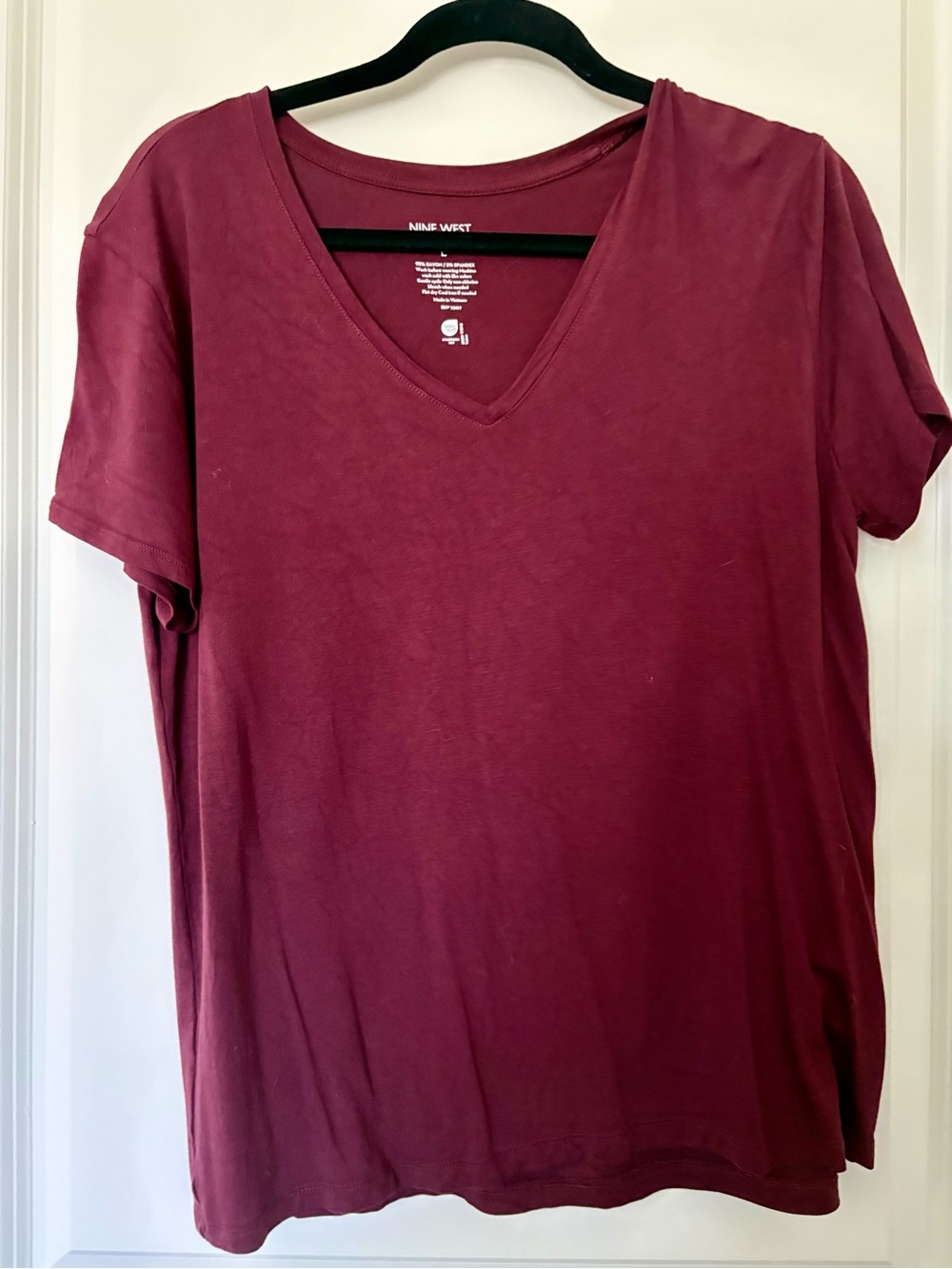 Nine West Short Sleeve V-Neck Tee in Burgundy